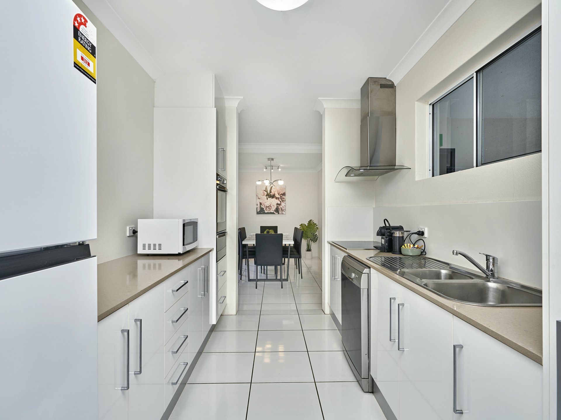 242/305 Coral Coast Drive — photo 3 of 9