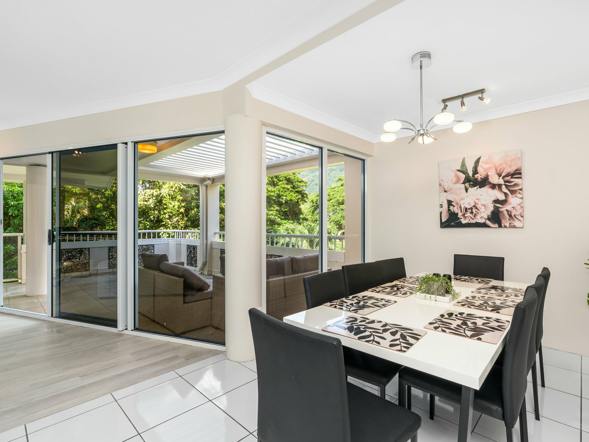 242/305 Coral Coast Drive — photo 4 of 9