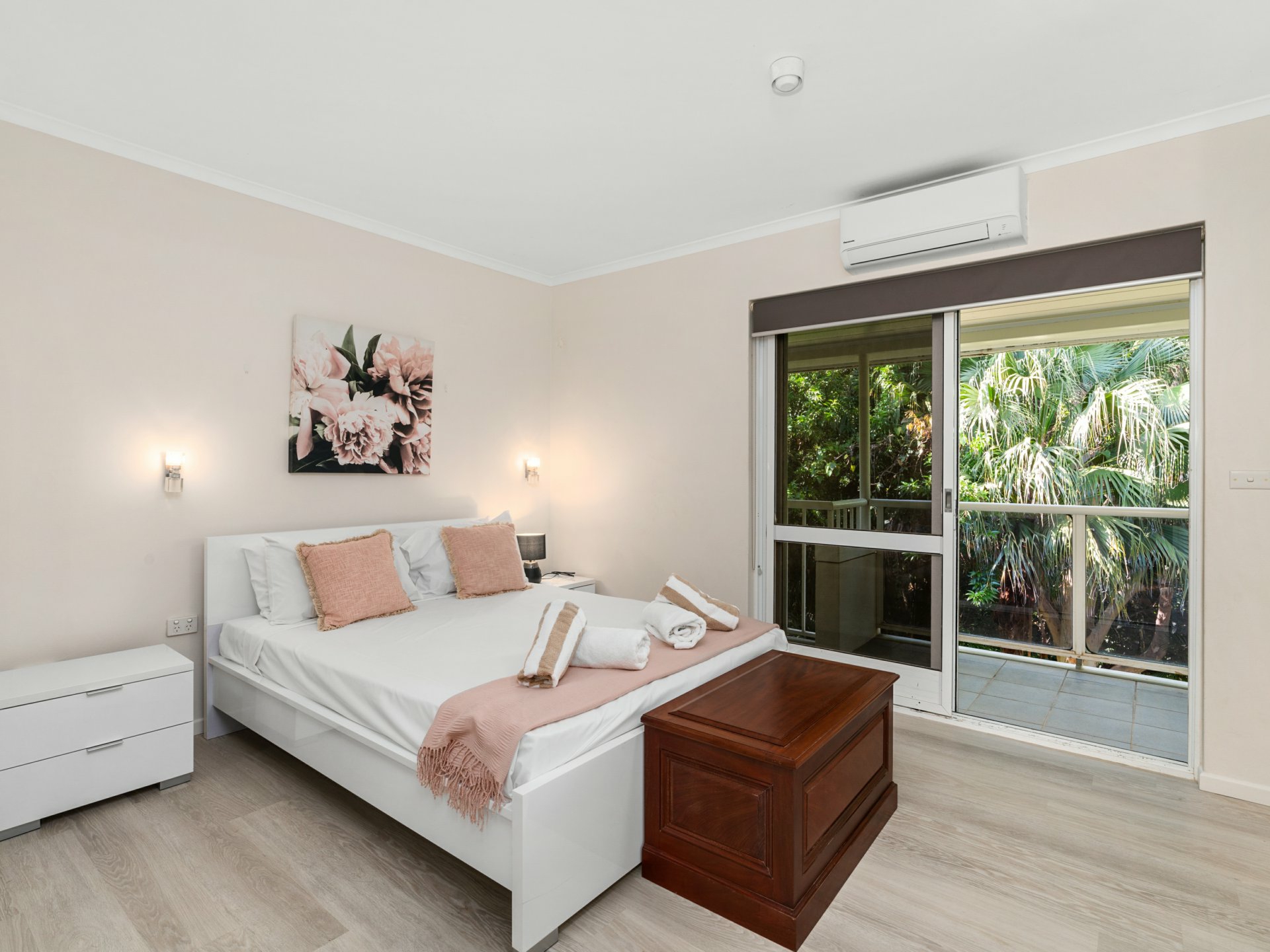 242/305 Coral Coast Drive — photo 5 of 9