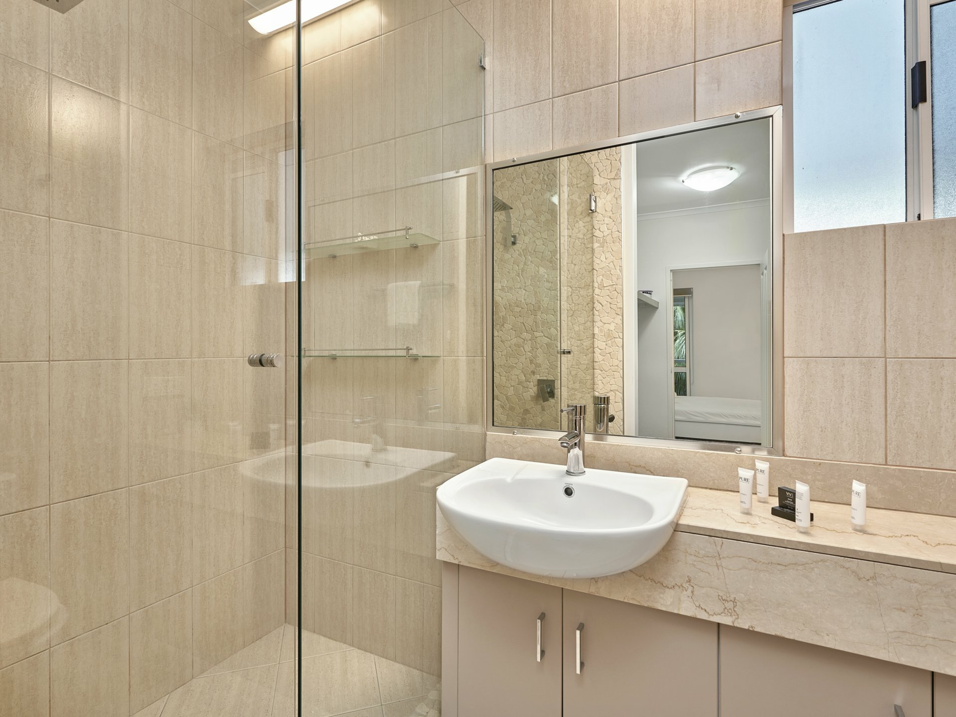 242/305 Coral Coast Drive — photo 6 of 9