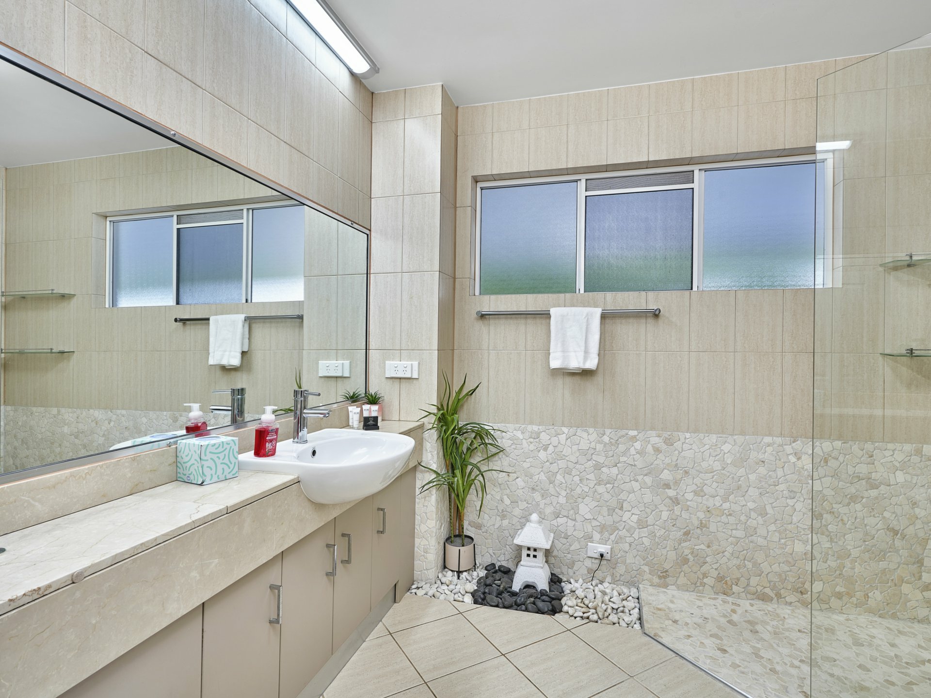 242/305 Coral Coast Drive — photo 7 of 9