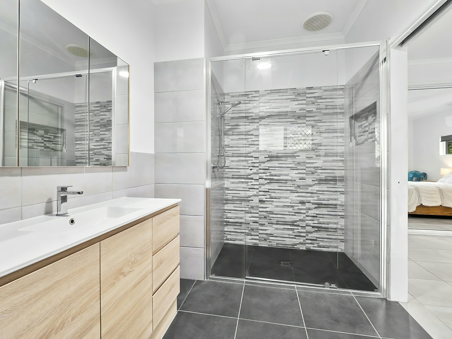 44 Yule Avenue, CLIFTON BEACH