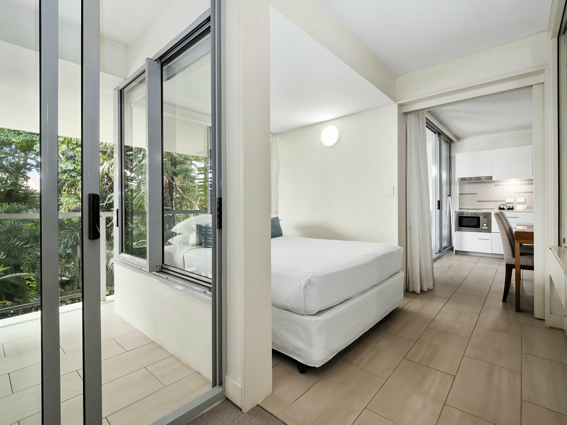 2407/2-22 Veivers Road, PALM COVE