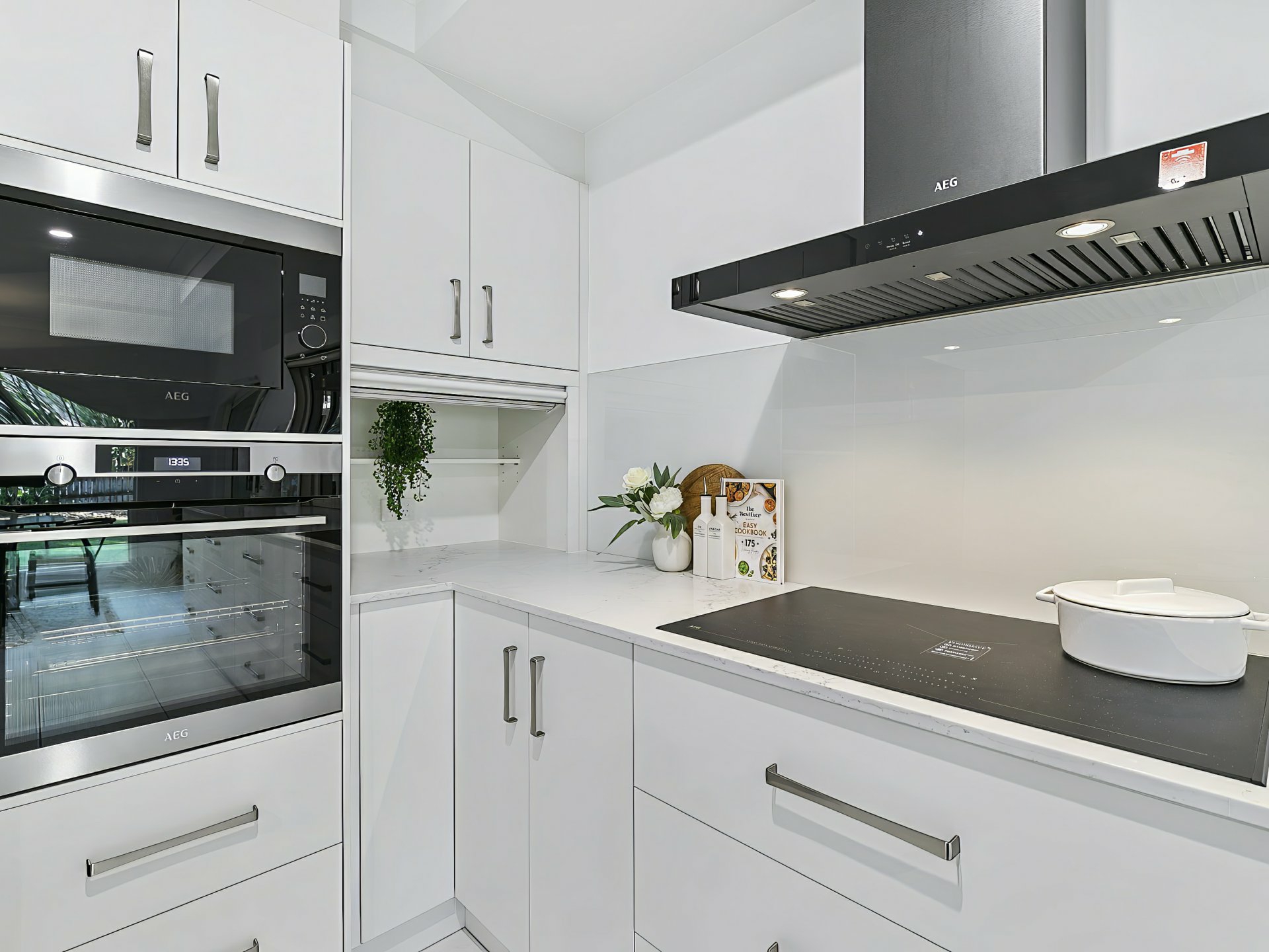1 Whitehaven Court, CLIFTON BEACH