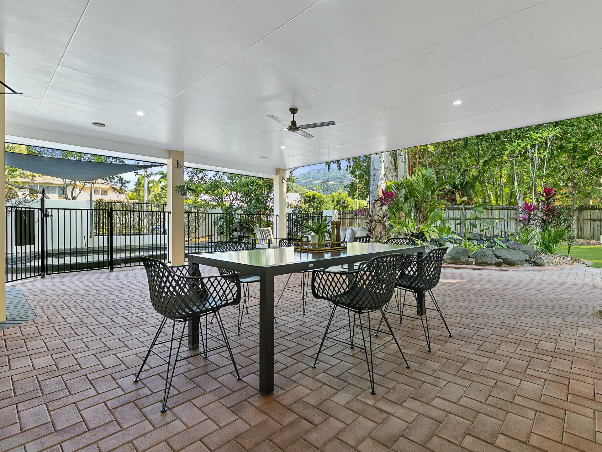 1 Whitehaven Court, CLIFTON BEACH