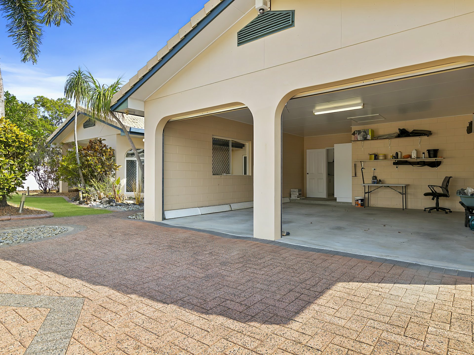 1 Whitehaven Court, CLIFTON BEACH