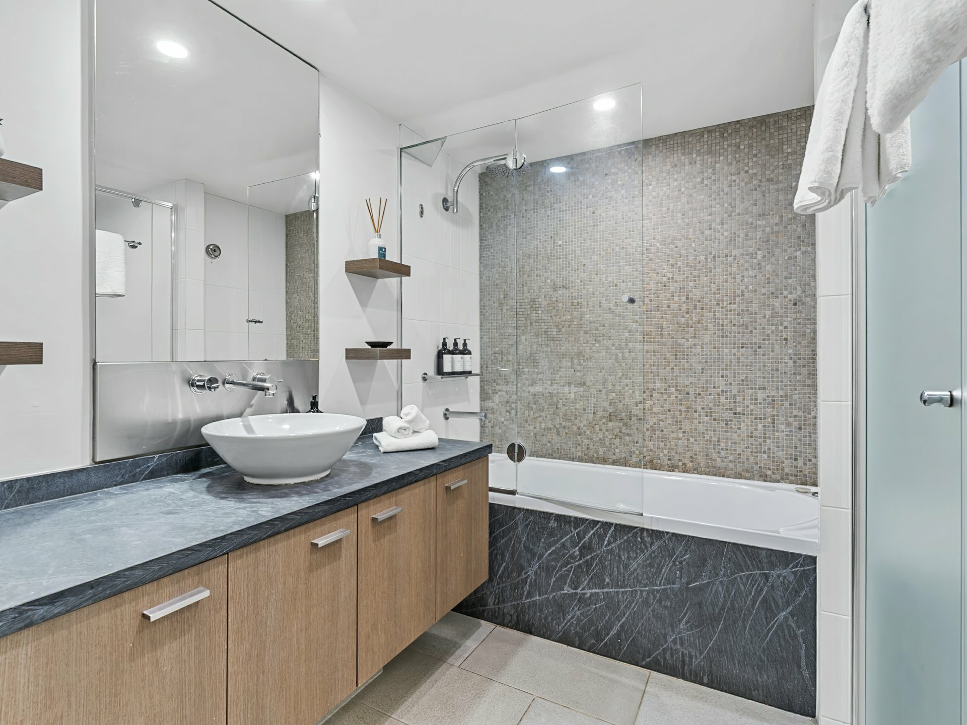 430-431/5 Triton Street — photo 7 of 28