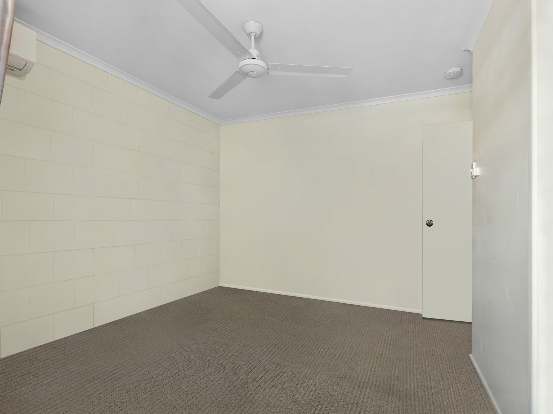 10/17-19 Sandown Close — photo 5 of 14