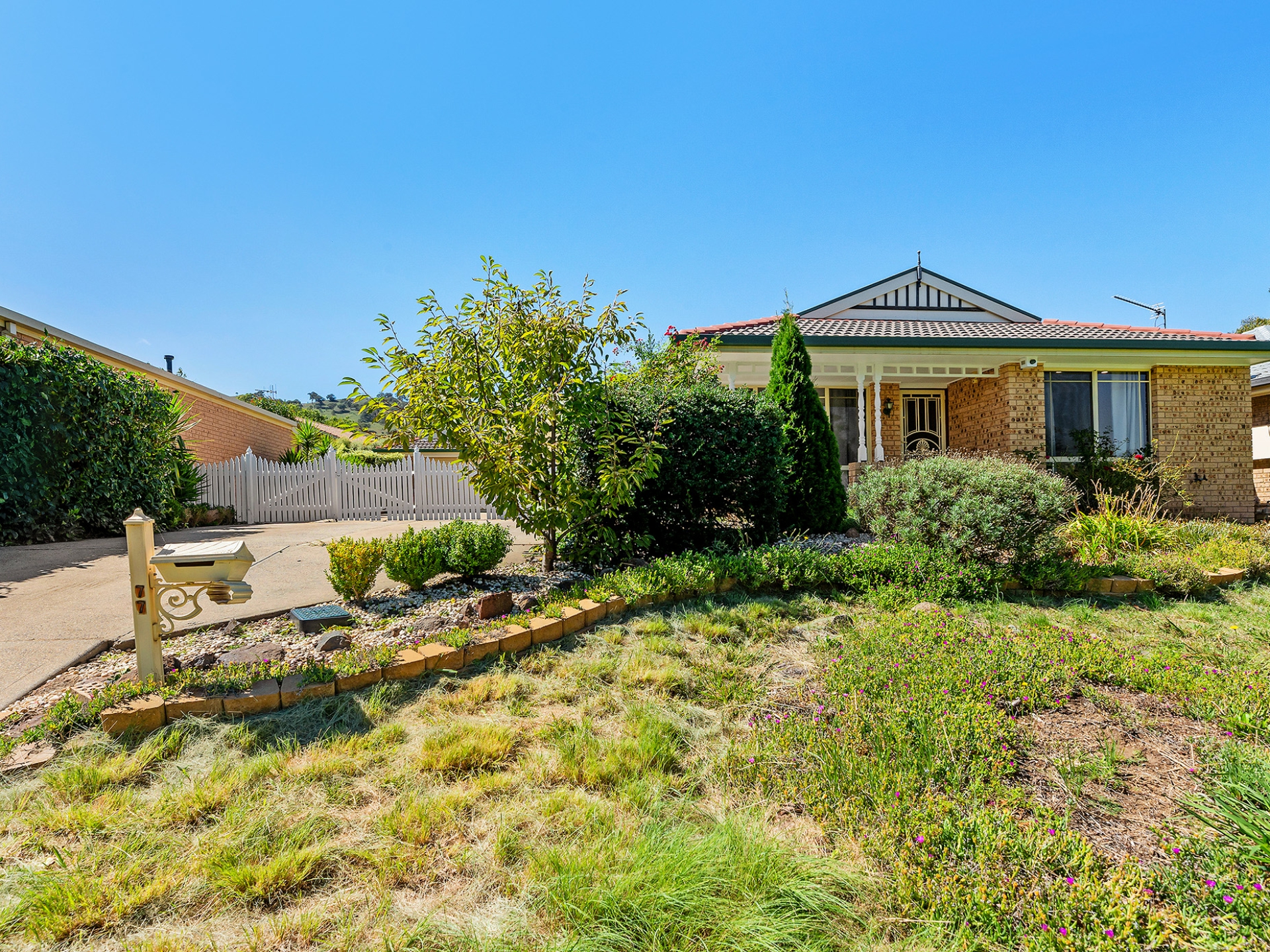 77 Pockett Avenue, Banks