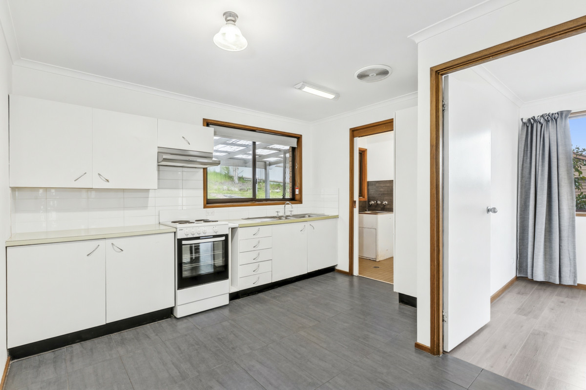 4 Swan Place — photo 3 of 10