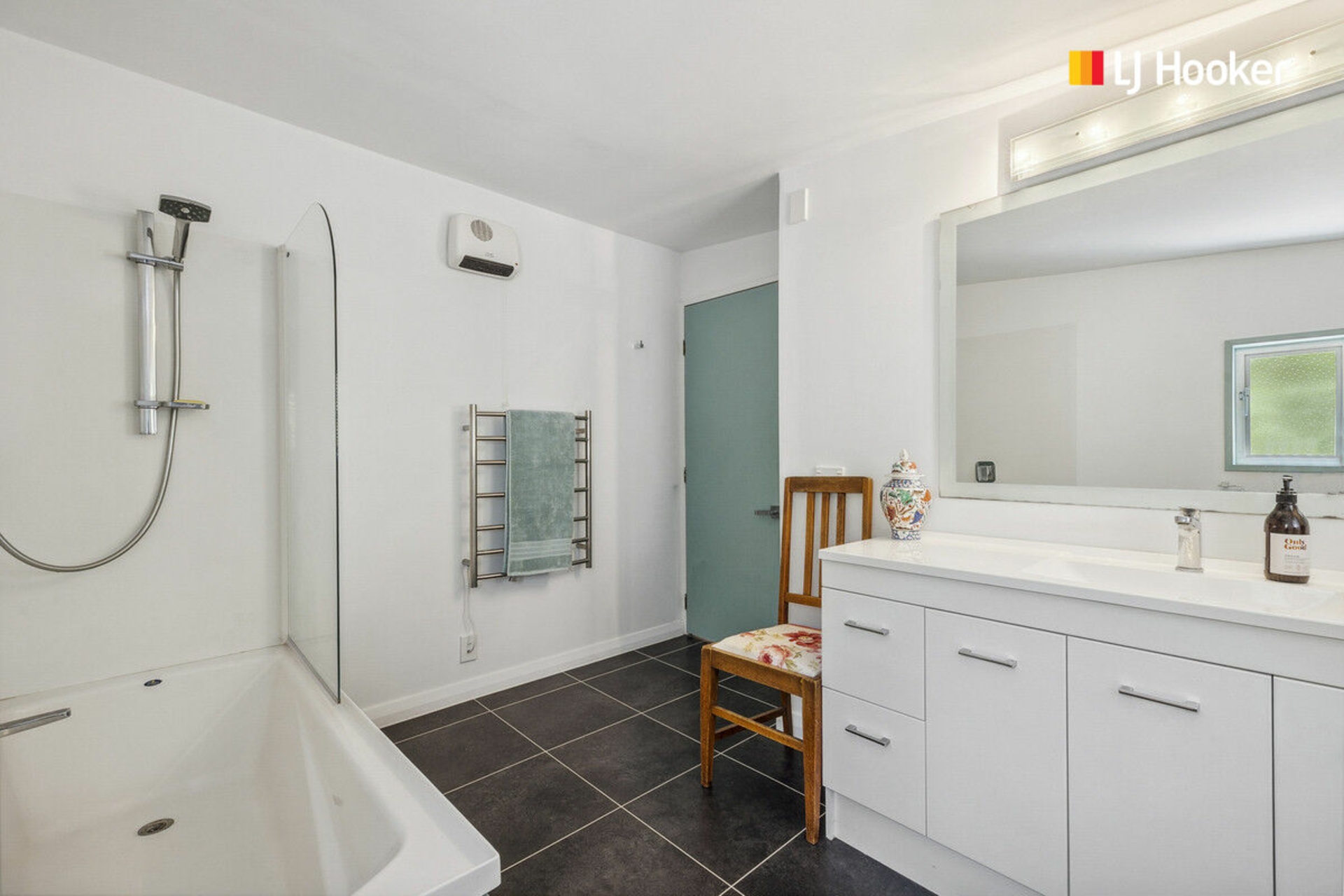 33 Marine Parade, MACANDREW BAY