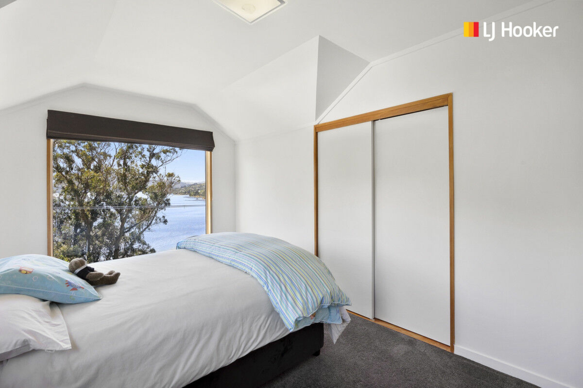 33 Marine Parade, MACANDREW BAY
