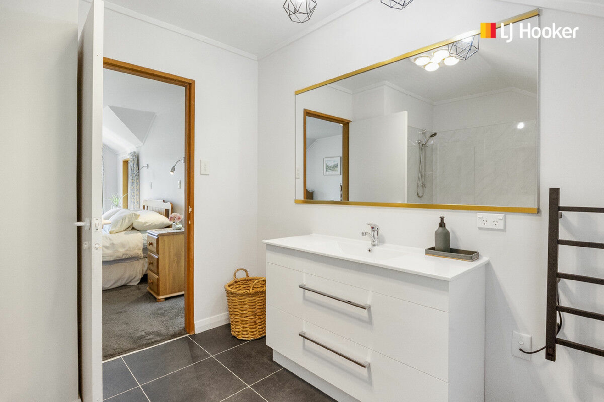 33 Marine Parade, MACANDREW BAY