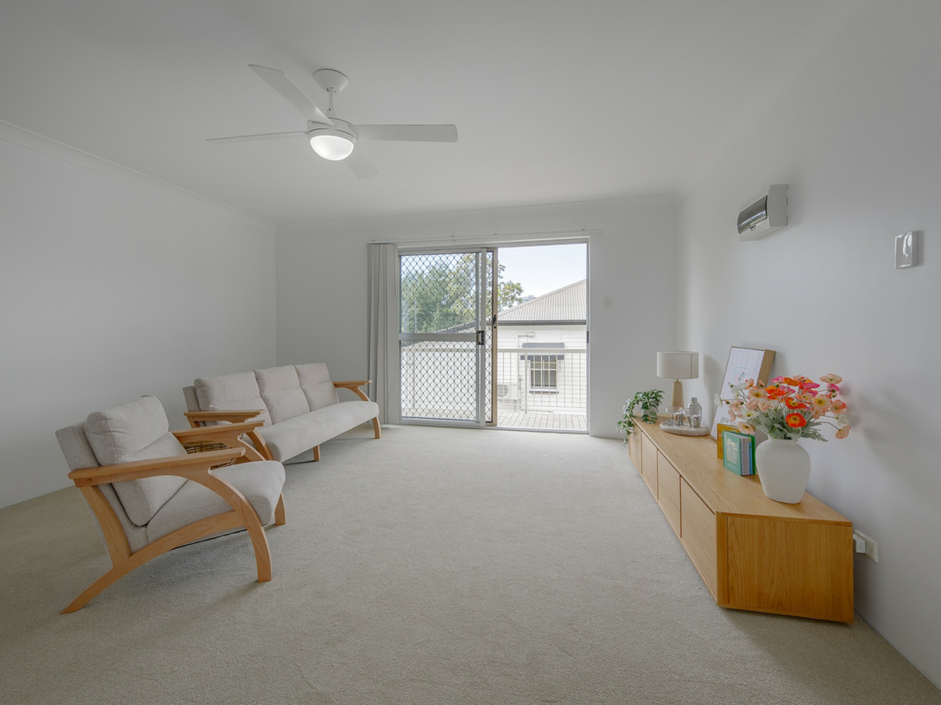 2/8 Blackmore Street — photo 3 of 11