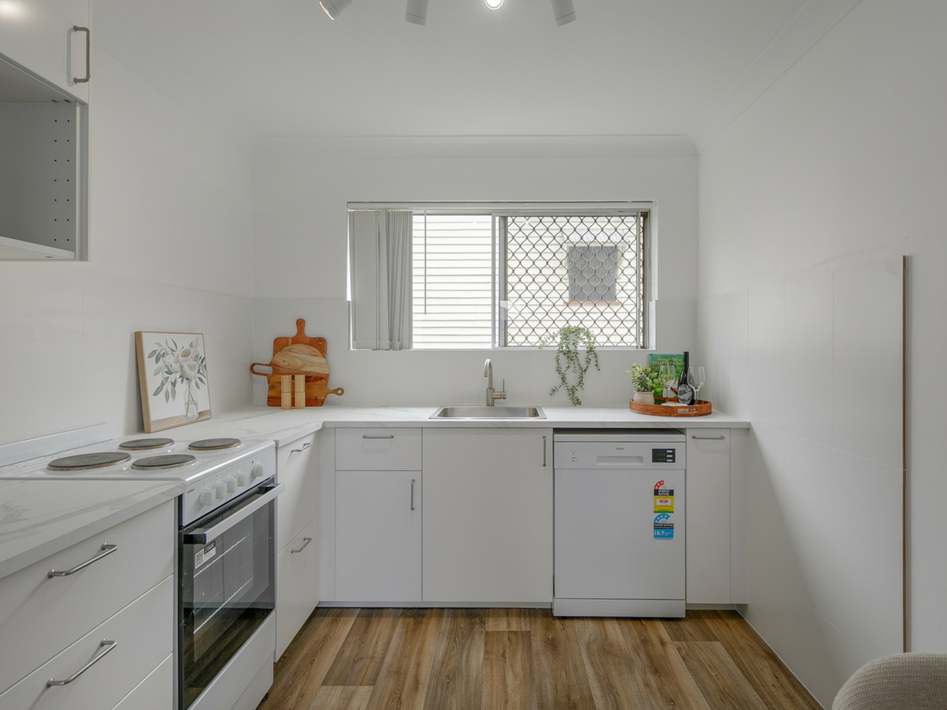 2/8 Blackmore Street — photo 4 of 11