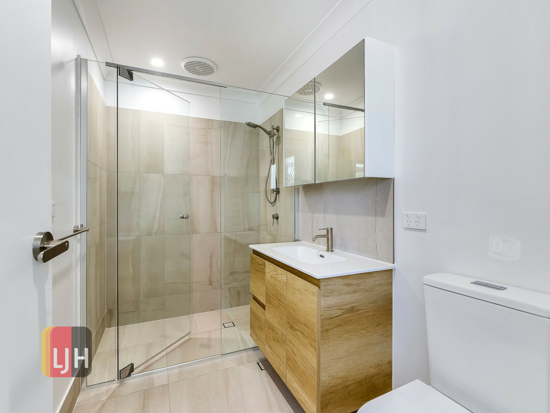 2/63 Broughton Road — photo 2 of 8