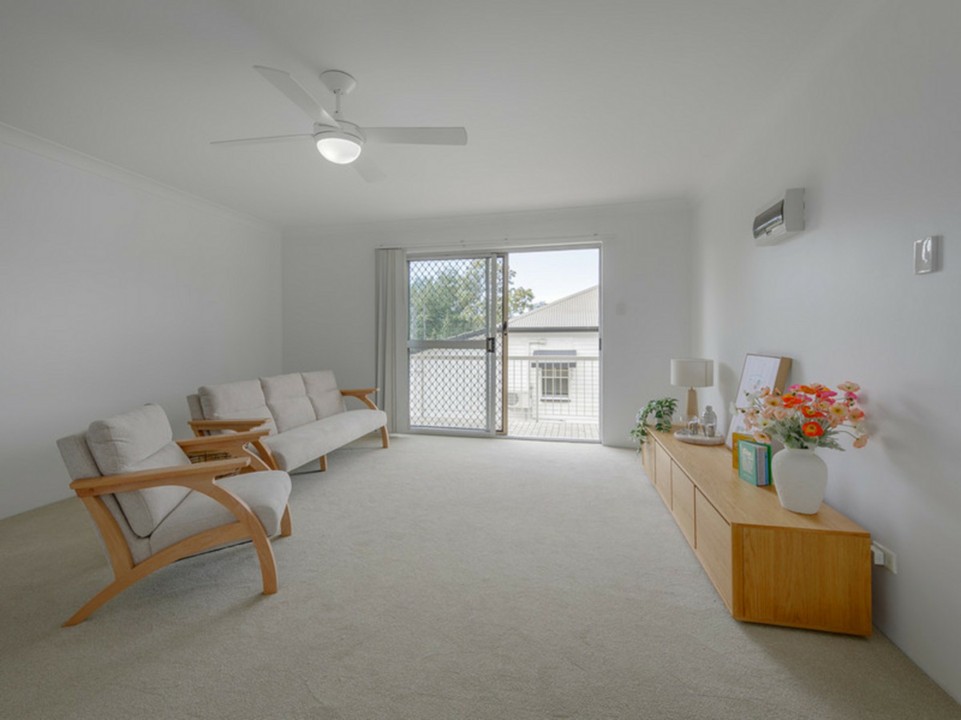 2/8 Blackmore Street — photo 2 of 11