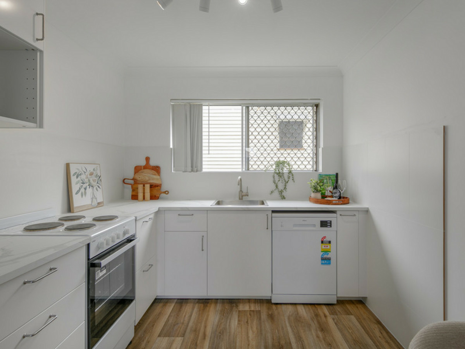 2/8 Blackmore Street — photo 4 of 11