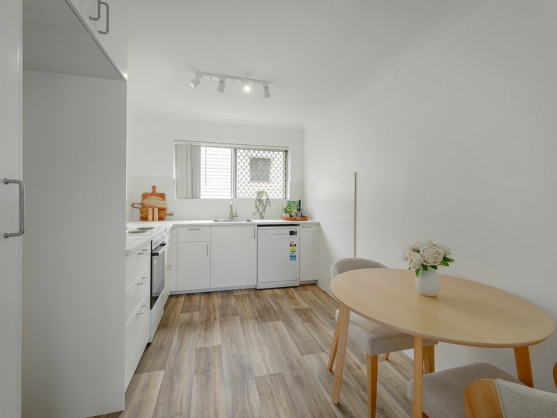 2/8 Blackmore Street — photo 5 of 11
