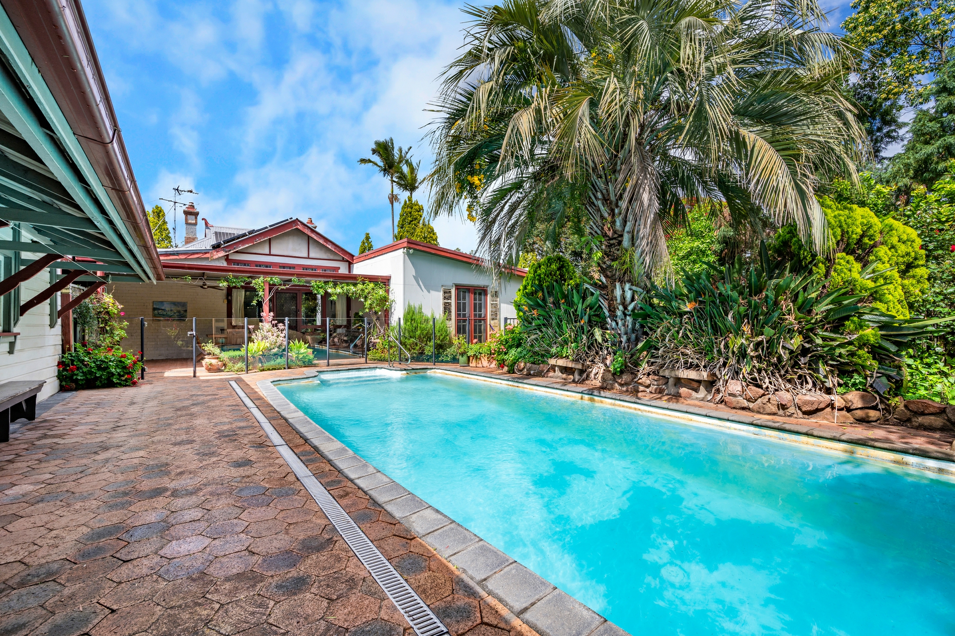 18 Queen Street, LORN