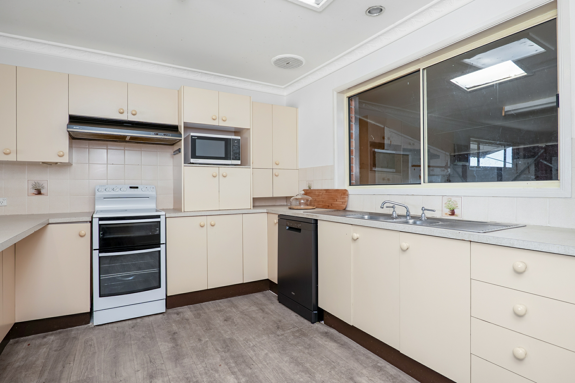 8 Leconfield Road — photo 10 of 18