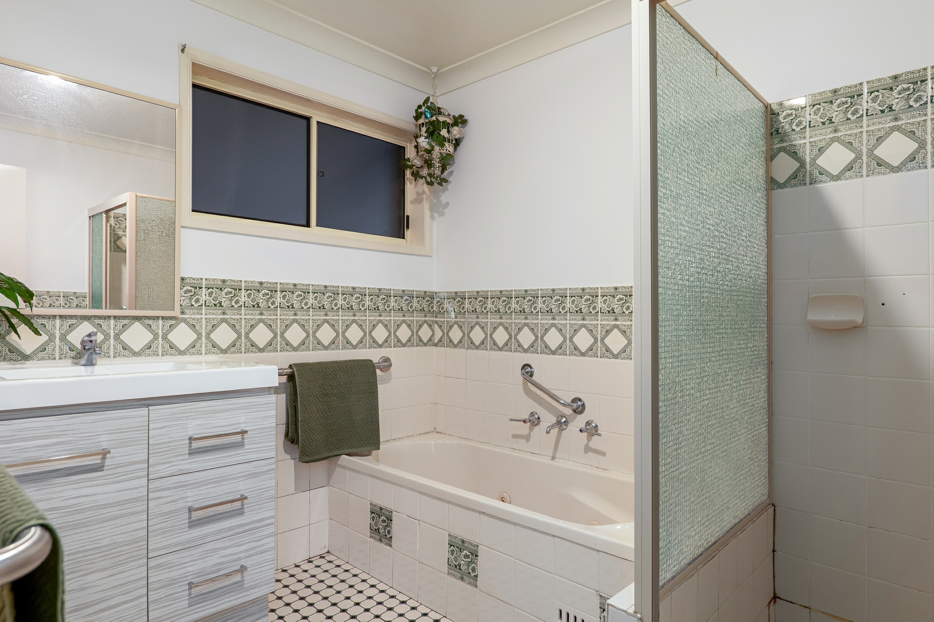 8 Leconfield Road — photo 13 of 18