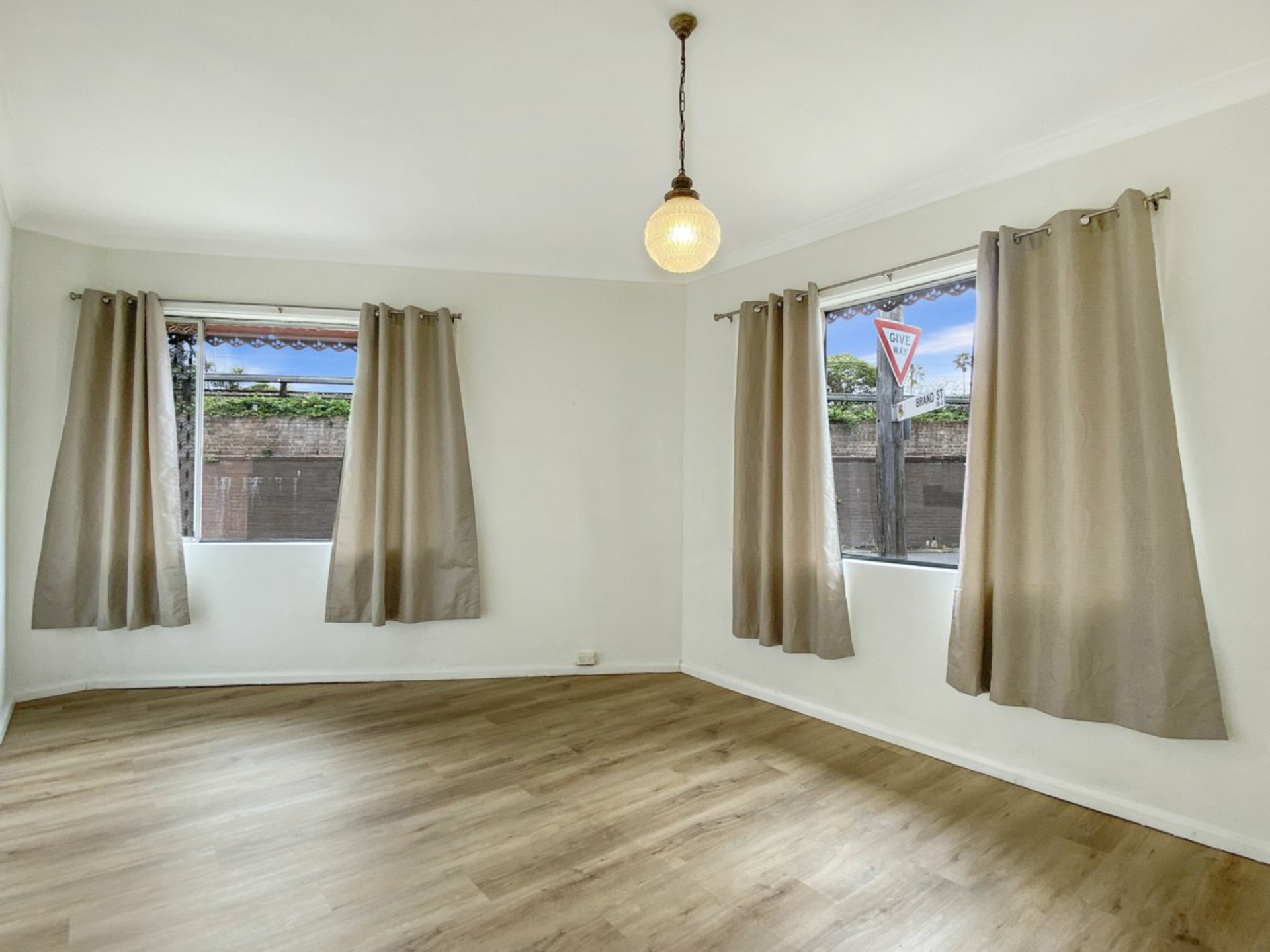 15 Albert Crescent — photo 4 of 11