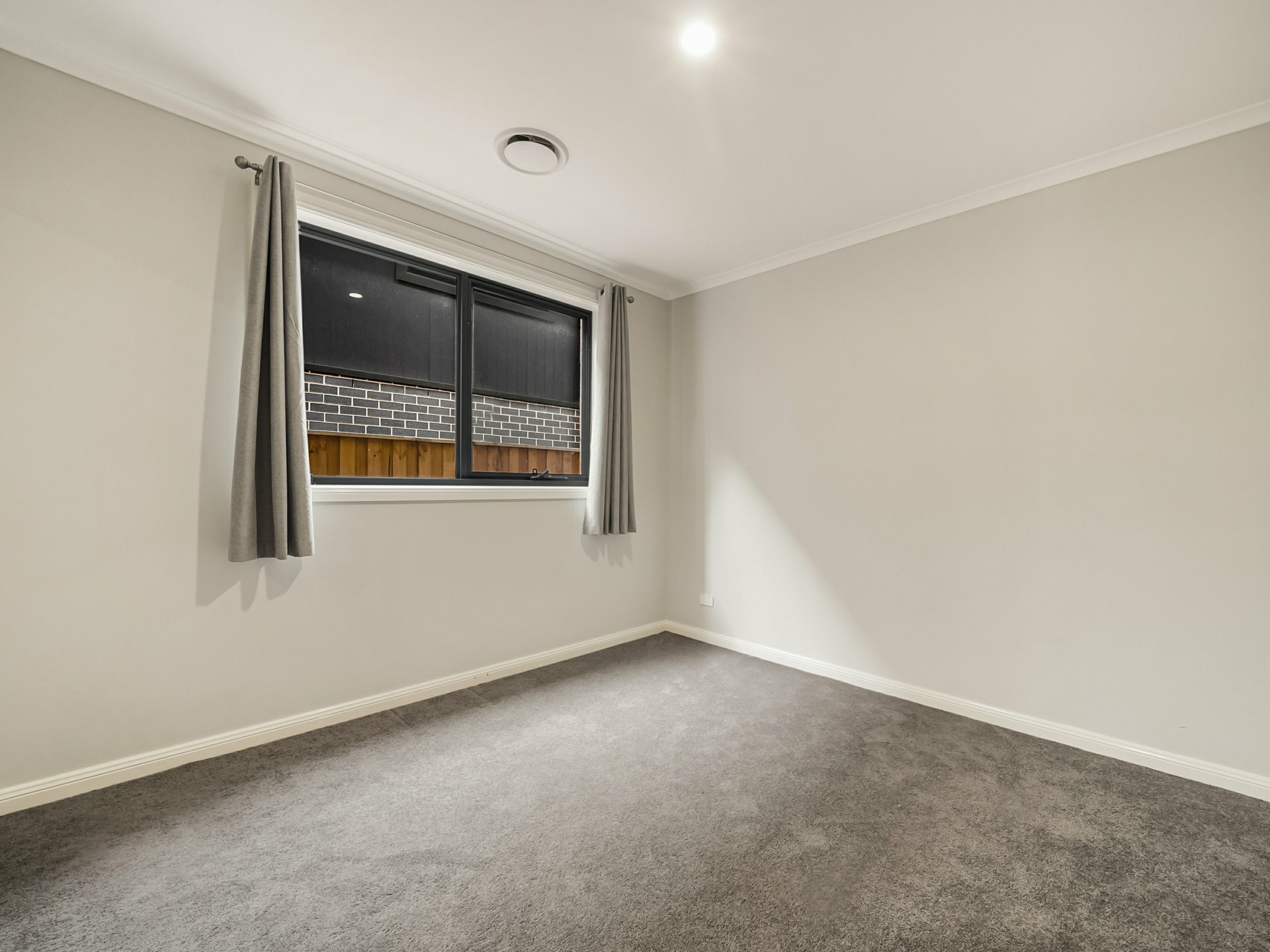 2 Binshaw Crescent — photo 8 of 12