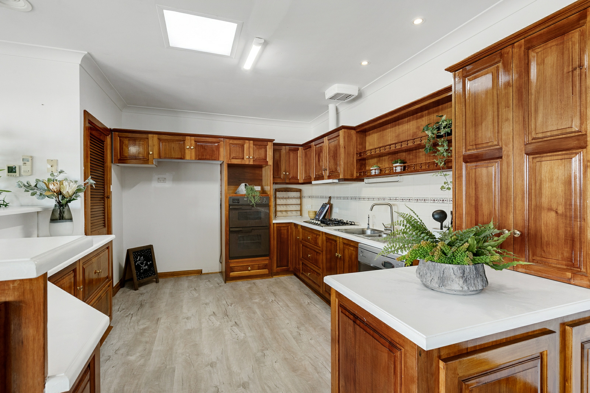 8 Knight Avenue, WINDSOR GARDENS