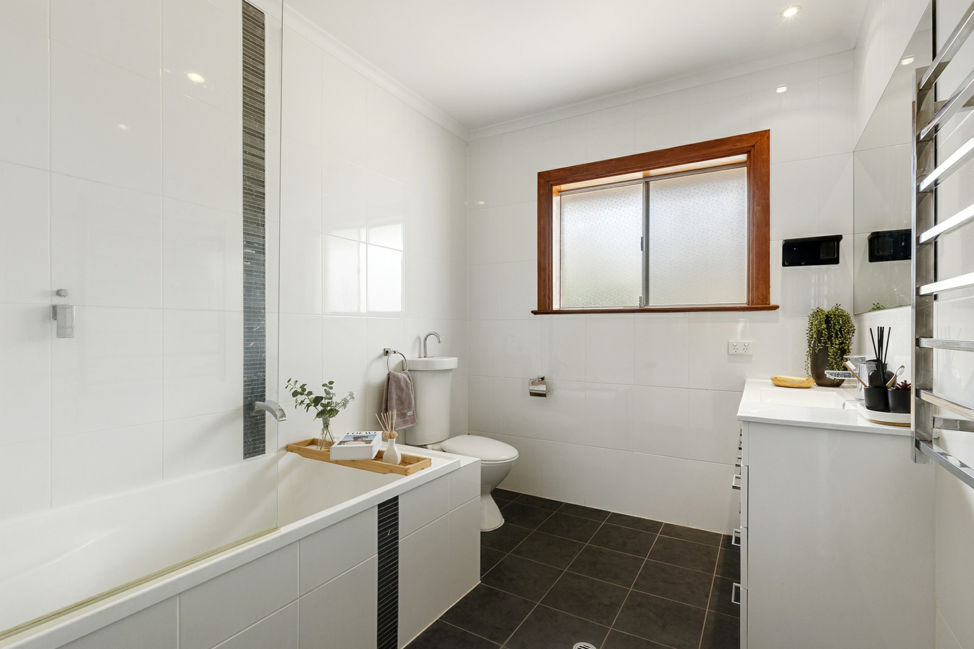 8 Knight Avenue, WINDSOR GARDENS