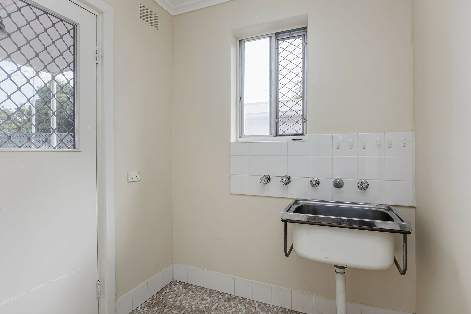 2 Fielding Crescent Clarence Park SA Property Details LJ Hooker