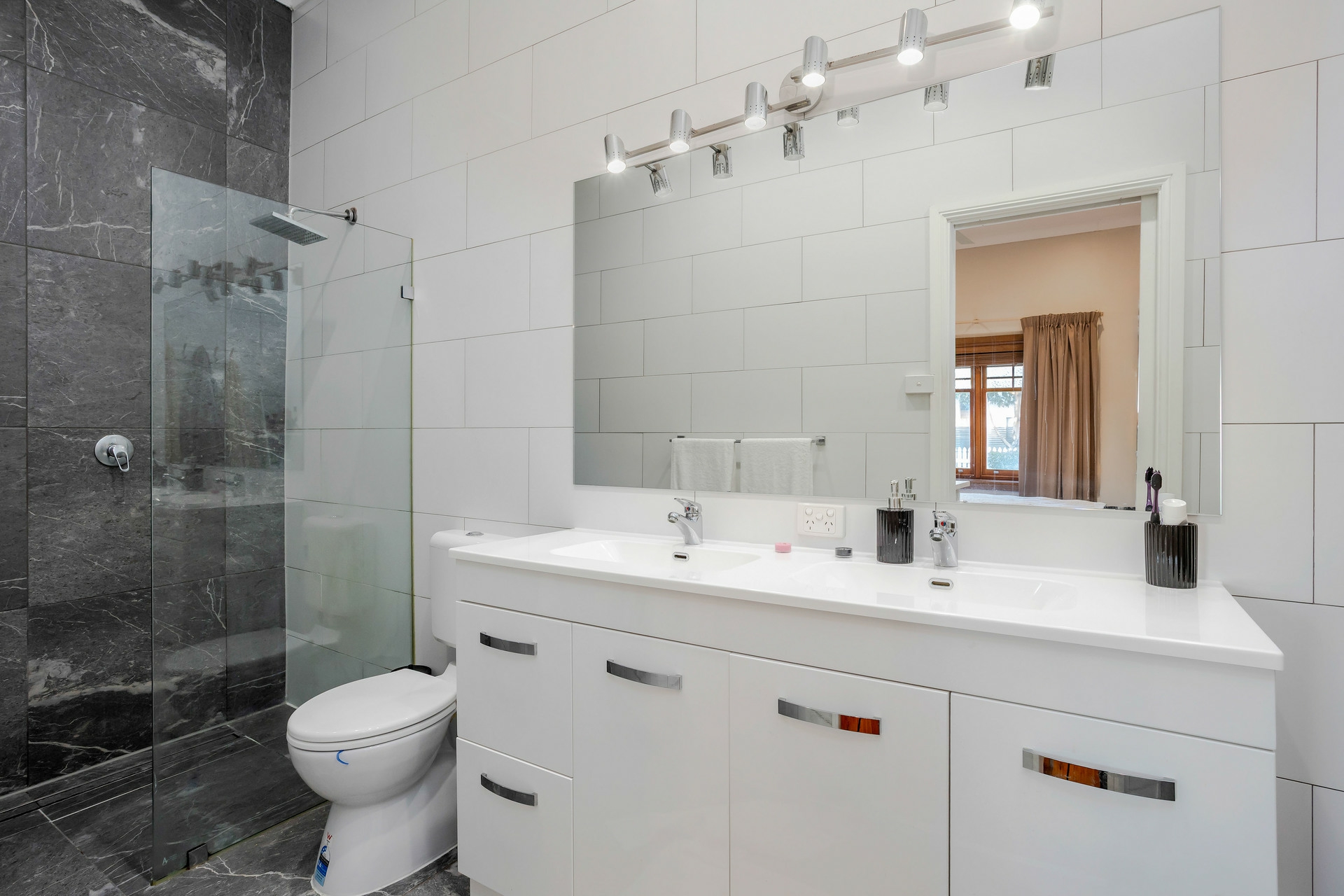 28 Weaver Avenue — photo 4 of 17