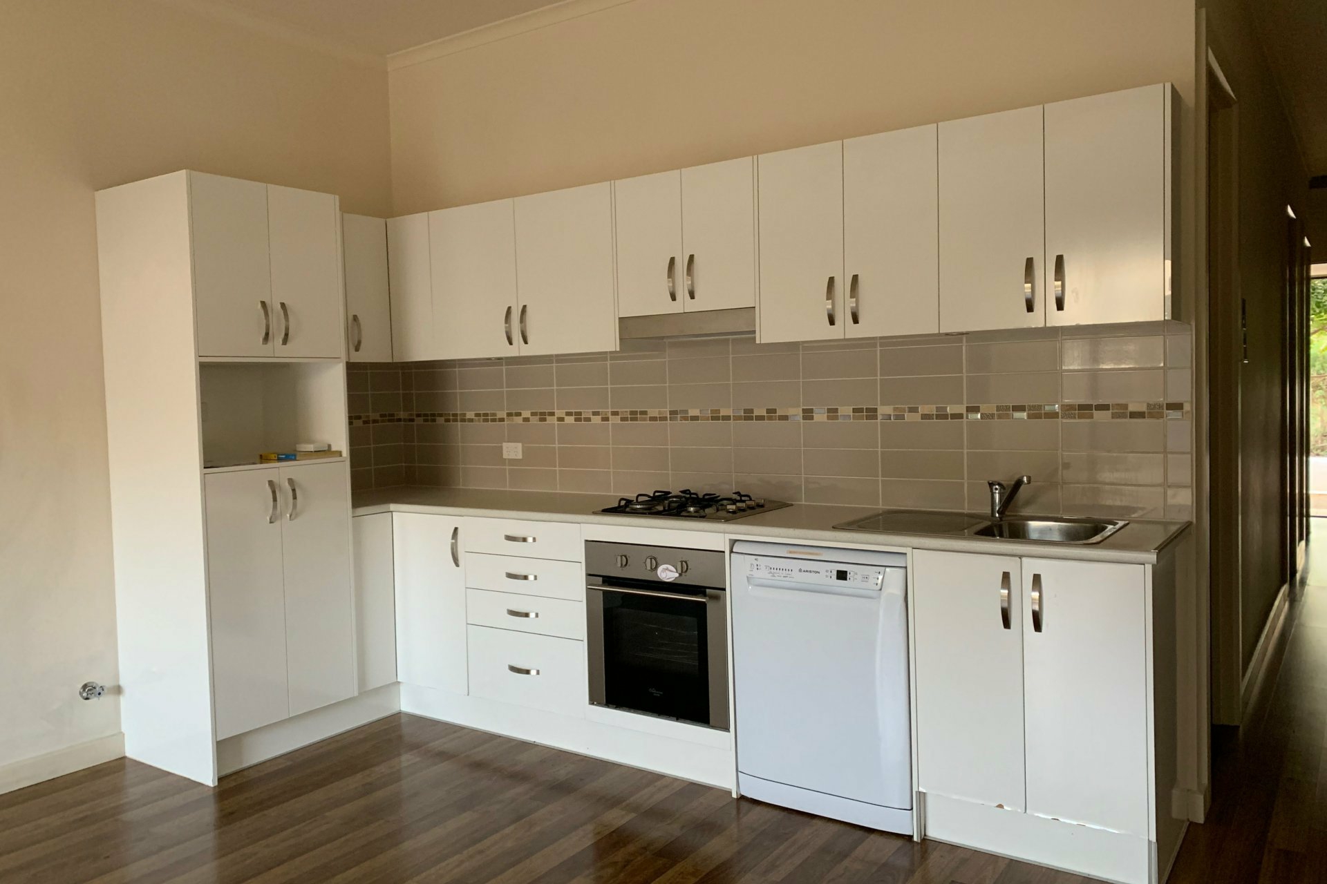 16 Jeffcott Avenue — photo 3 of 10
