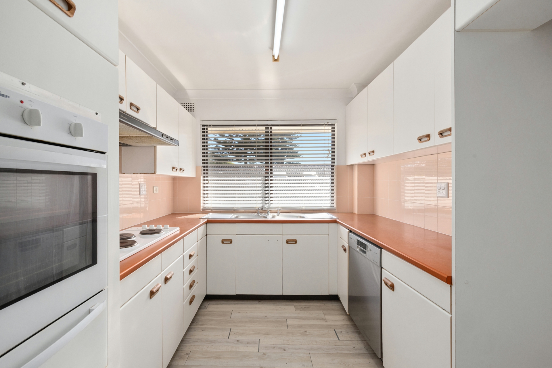 15/21 Seabeach Avenue — photo 4 of 9