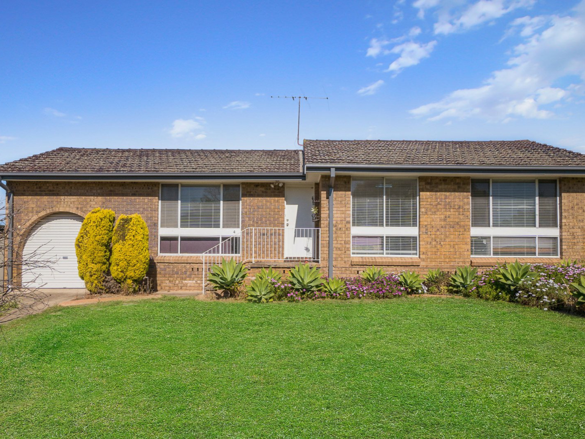 4 Carlyle Crescent Cambridge Gardens NSW