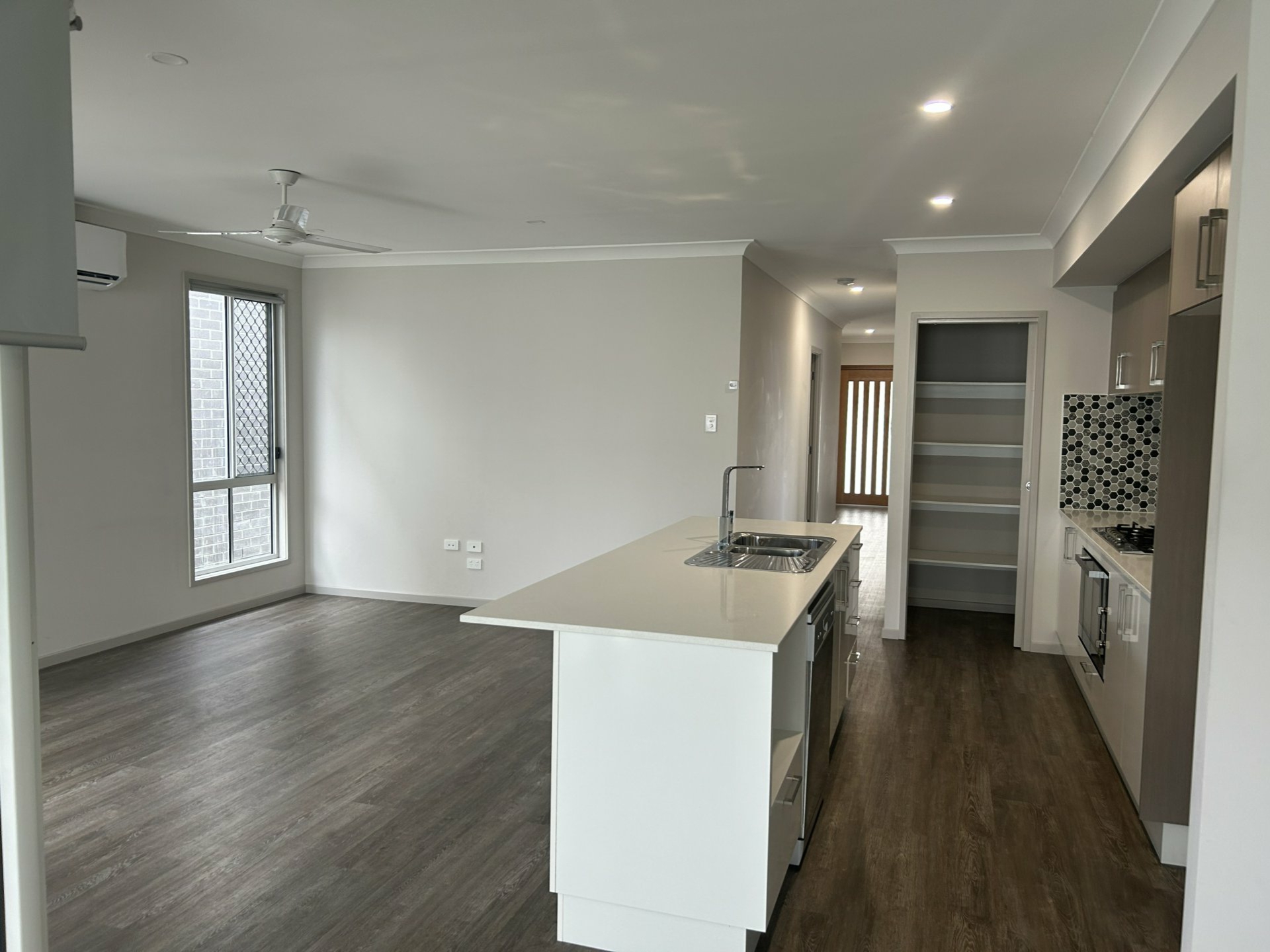 18 Mark Dillon Circuit, SPRING MOUNTAIN