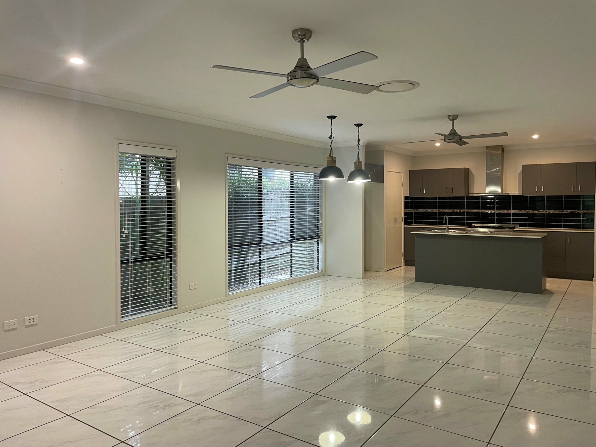 196 Grande Avenue, SPRINGFIELD LAKES