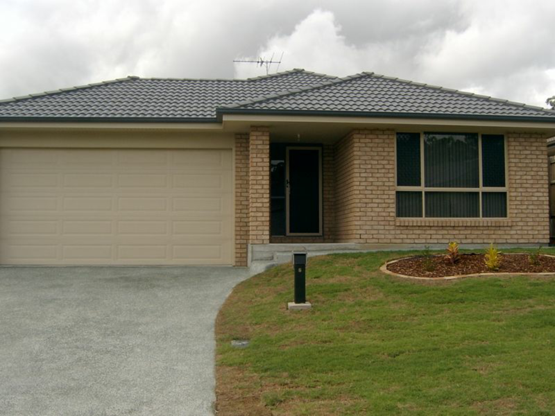 8 Cottonwood Crescent, SPRINGFIELD LAKES