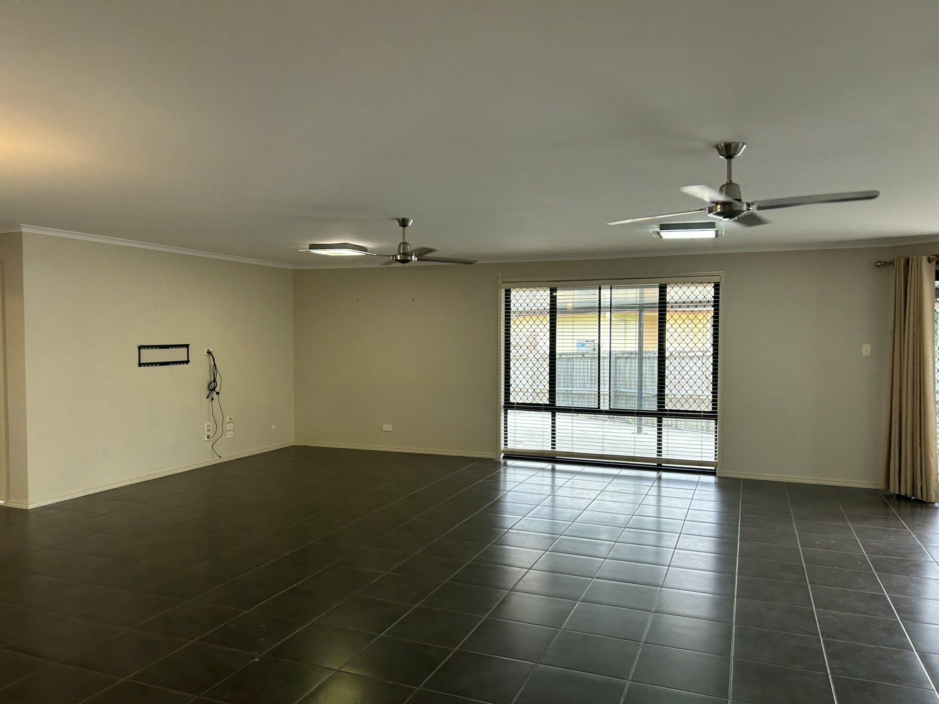 6 Ash Avenue, SPRINGFIELD LAKES