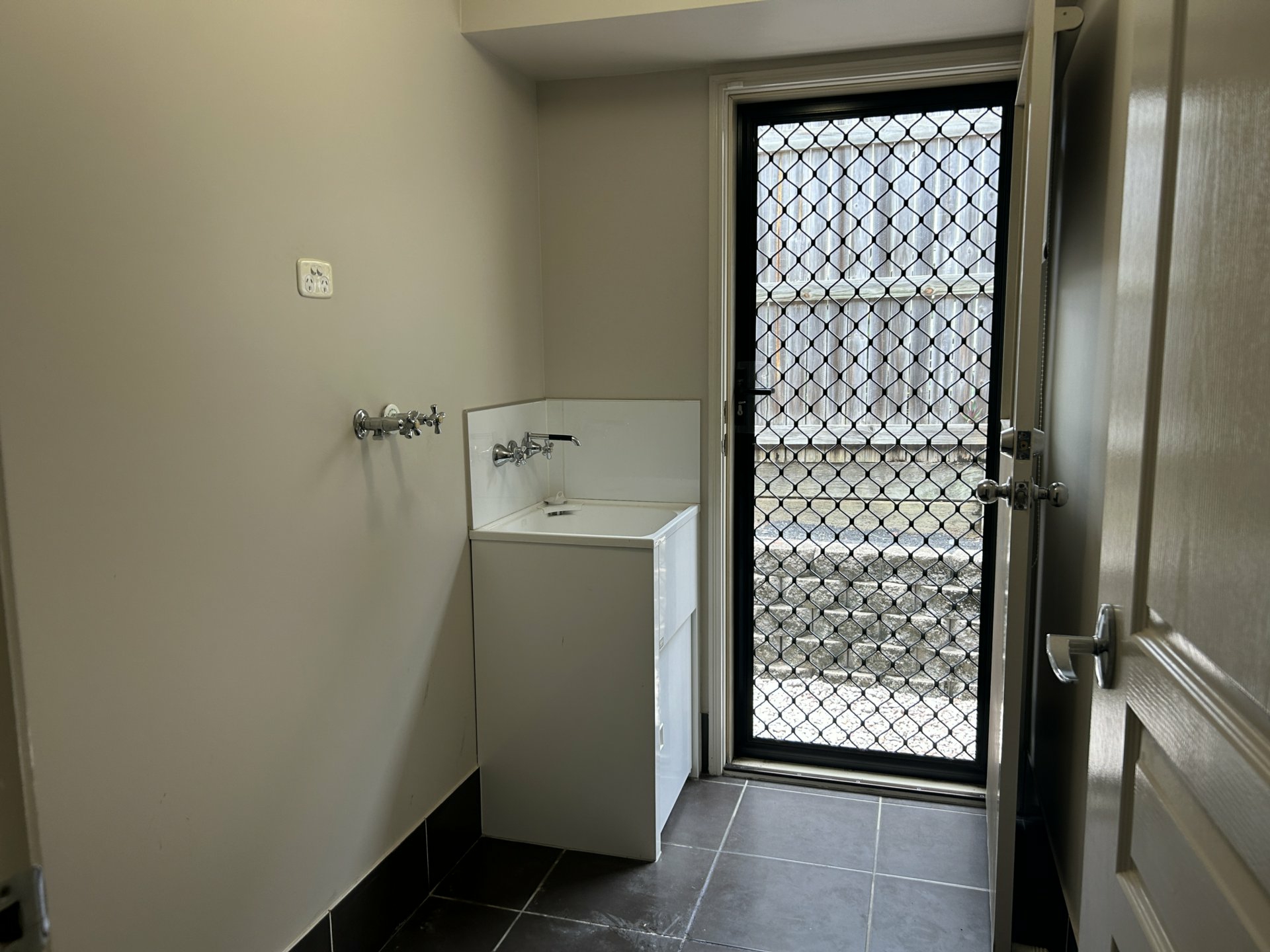 6 Ash Avenue, SPRINGFIELD LAKES