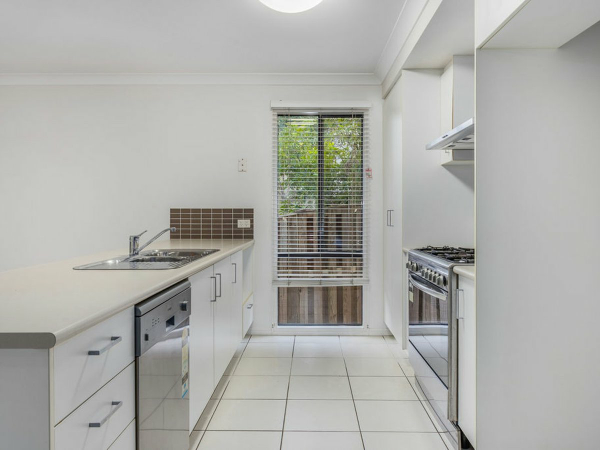 90 Grande Avenue, SPRINGFIELD LAKES
