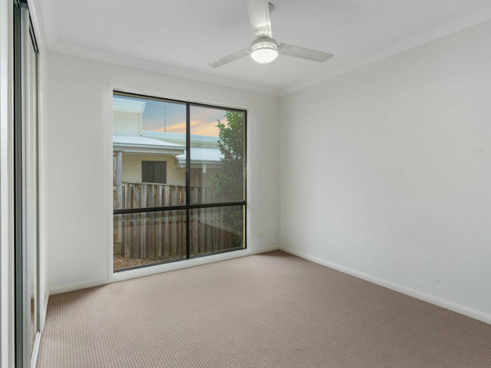 90 Grande Avenue, SPRINGFIELD LAKES