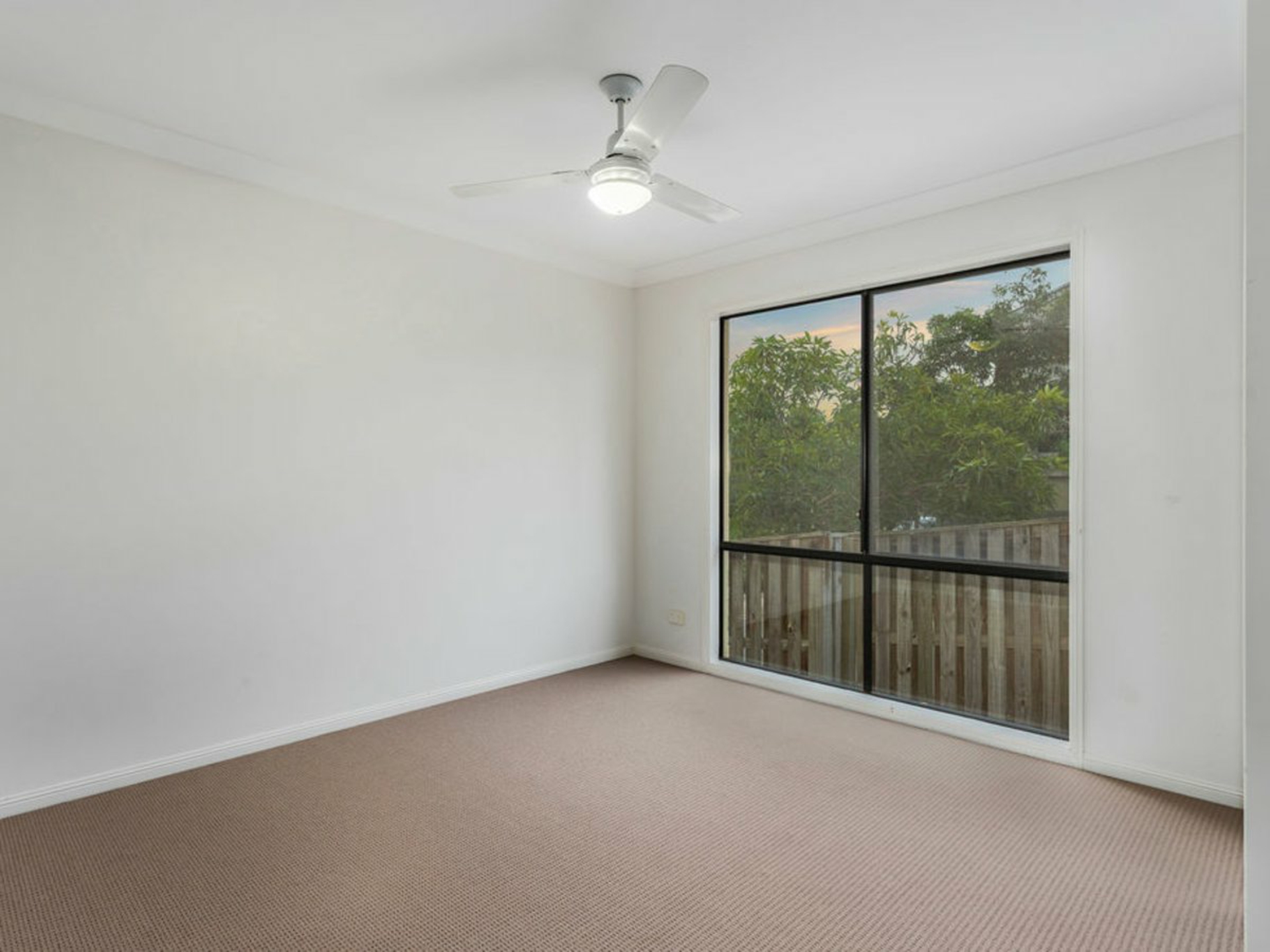 90 Grande Avenue, SPRINGFIELD LAKES