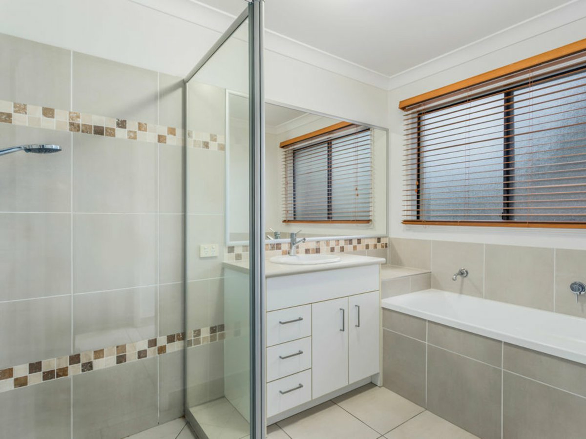 90 Grande Avenue, SPRINGFIELD LAKES