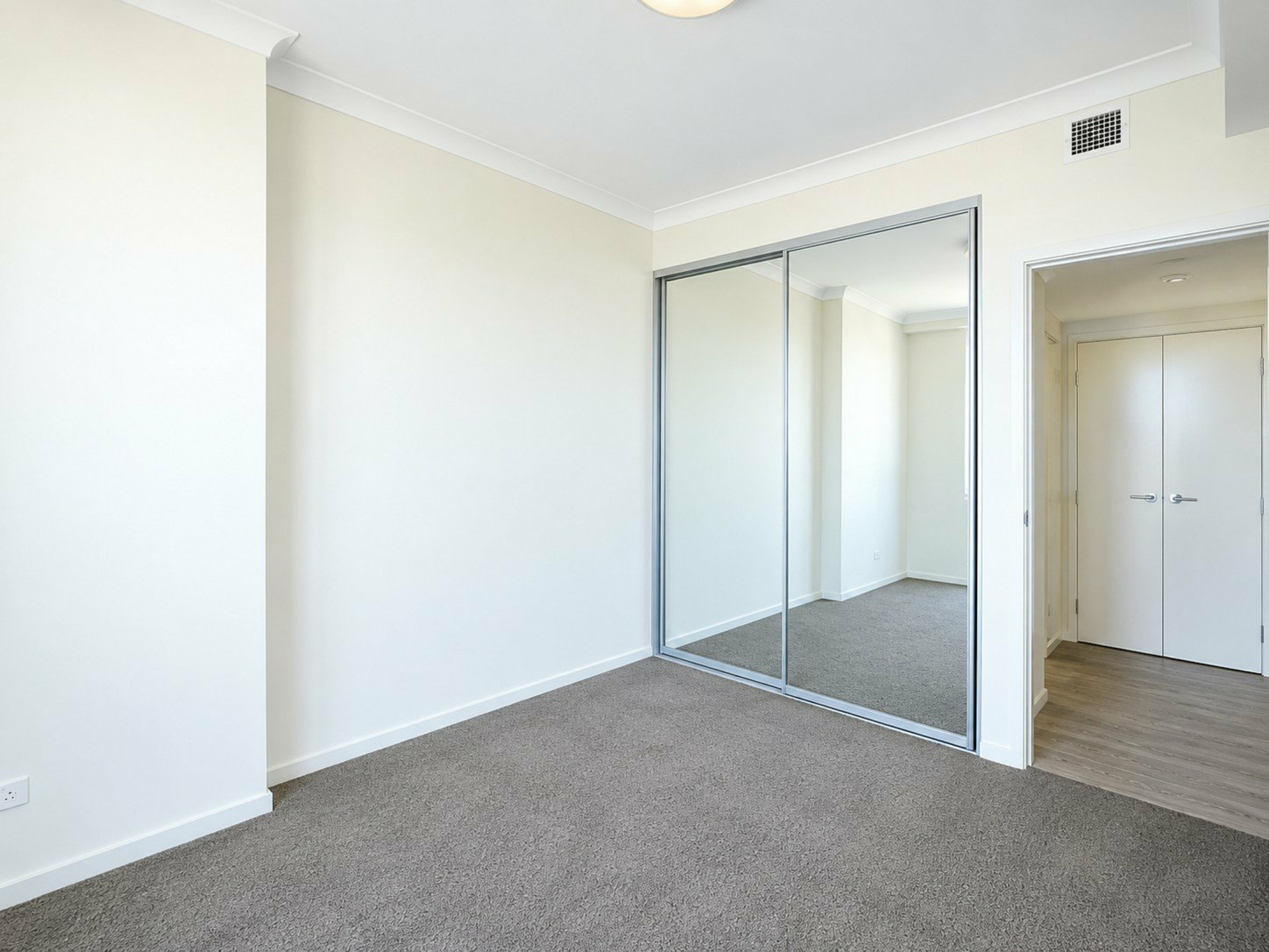 42/57-59 Lachlan Street — photo 5 of 9