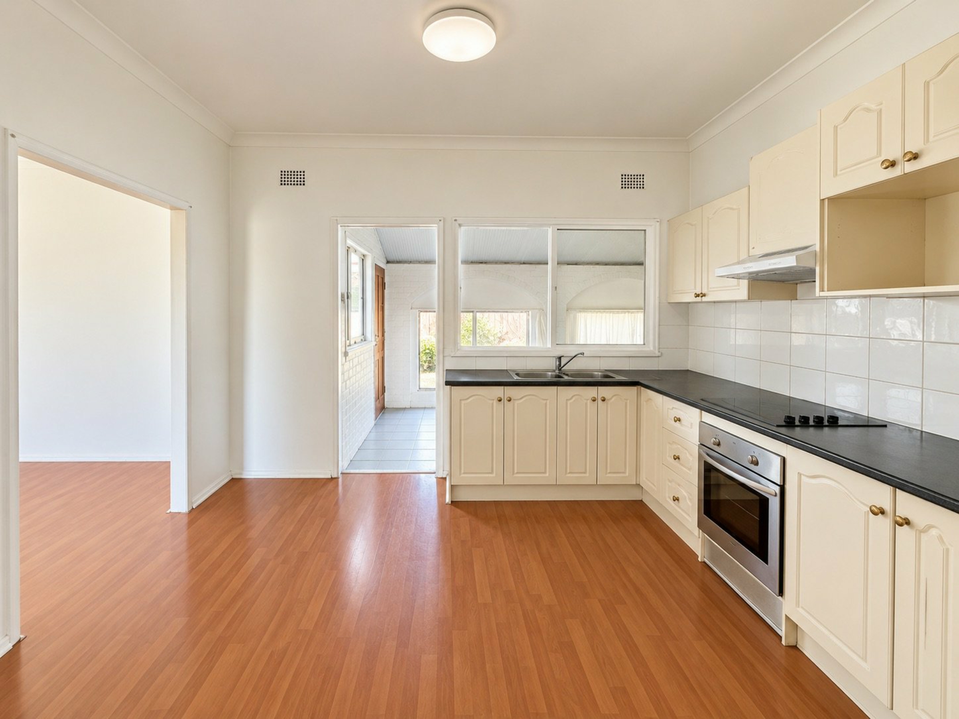 16 Kambala Crescent — photo 4 of 8