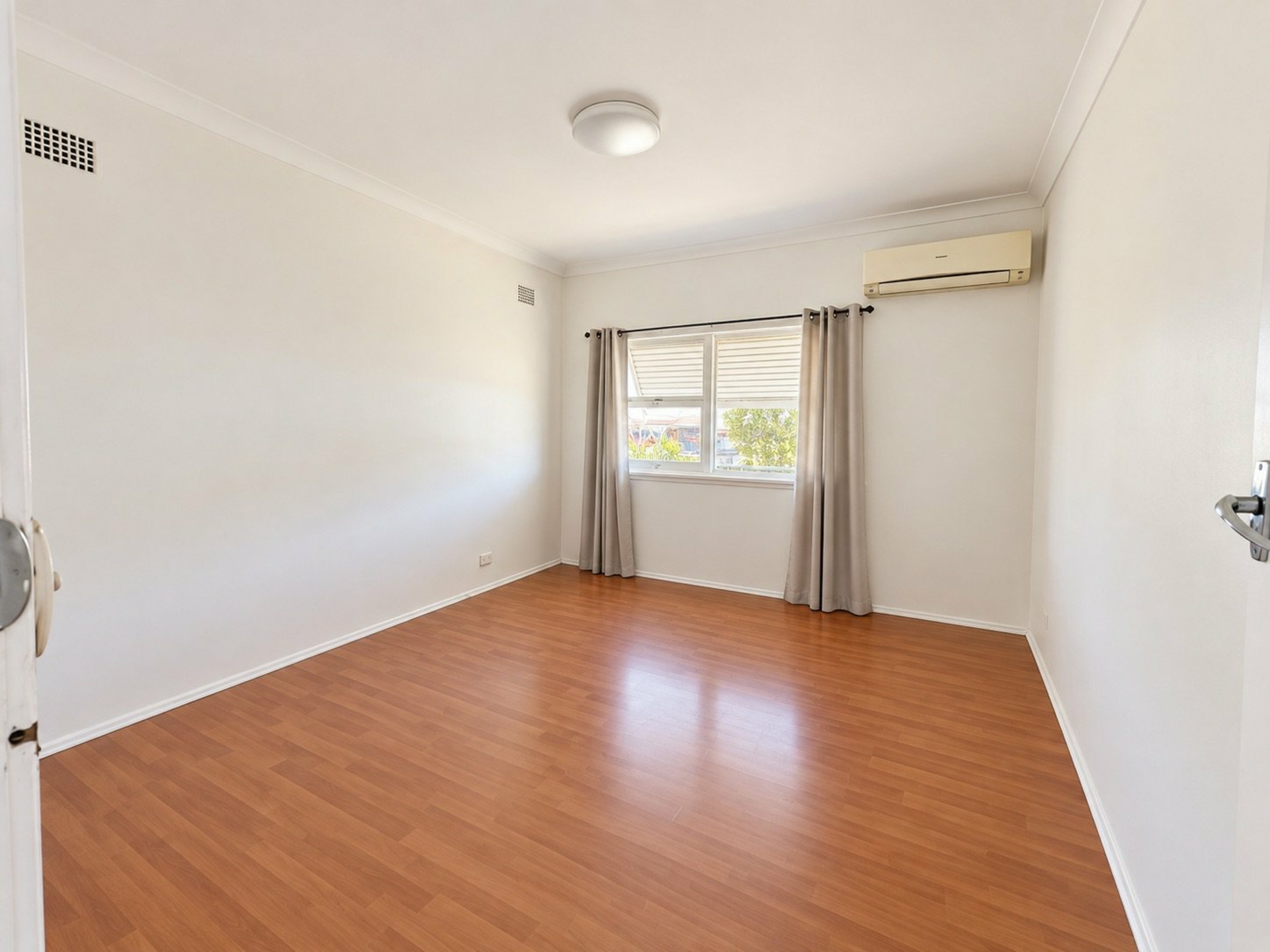 16 Kambala Crescent — photo 8 of 8