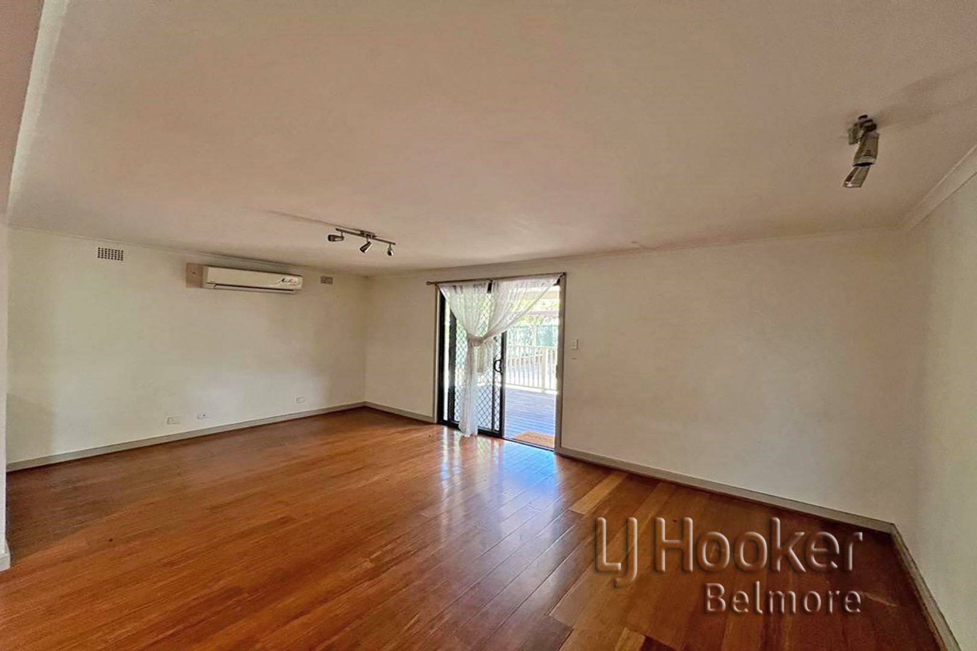 570 Woodville Road, GUILDFORD