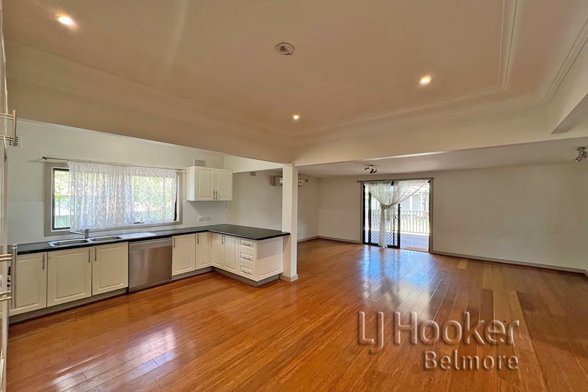 570 Woodville Road, GUILDFORD