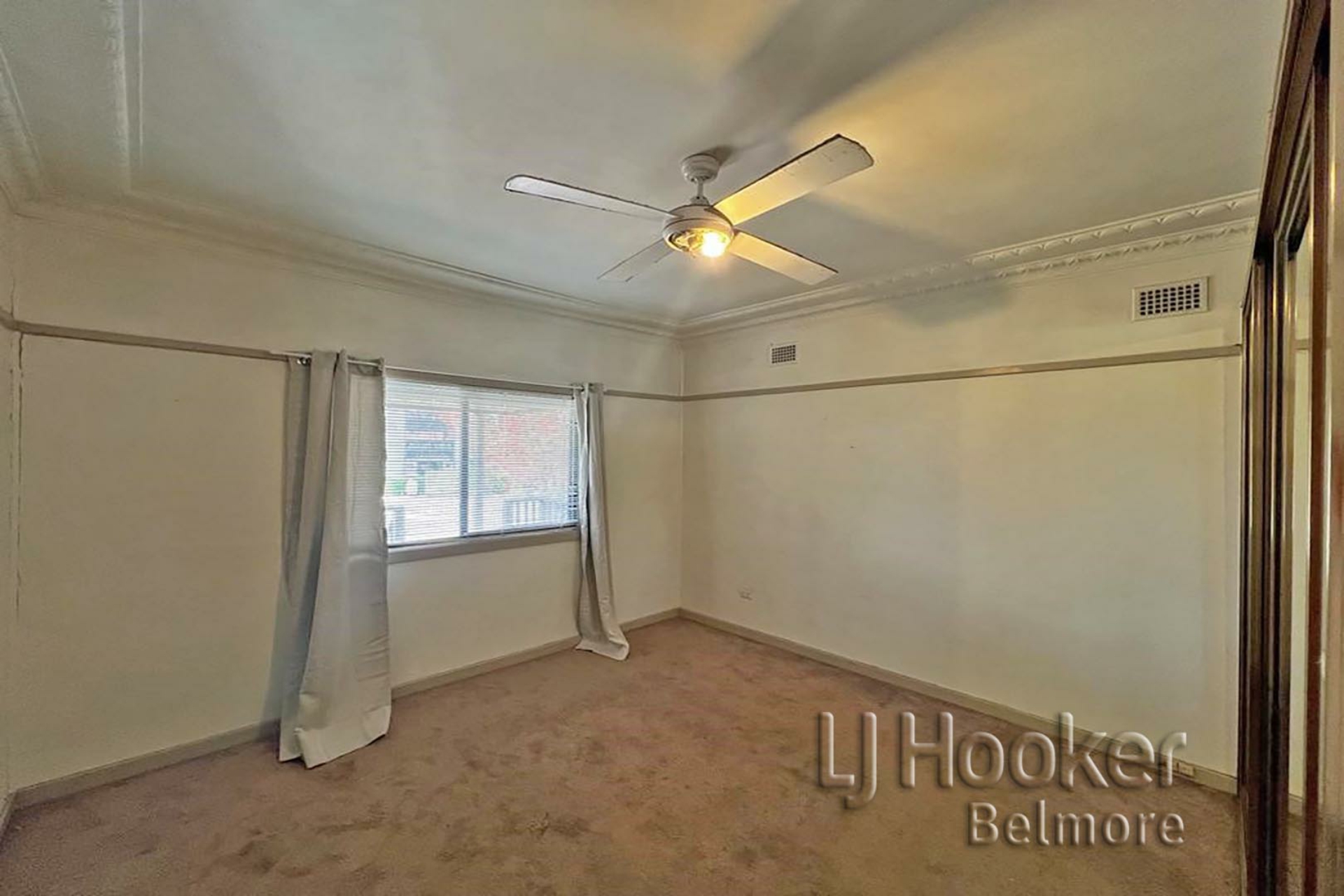 570 Woodville Road, GUILDFORD